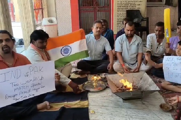 Indian cricket fans performed Hawan and  Pooja for win against Pakistan
