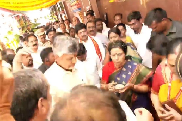 CM Chandrababu visits Kanakadurga temple in Vijayawada 