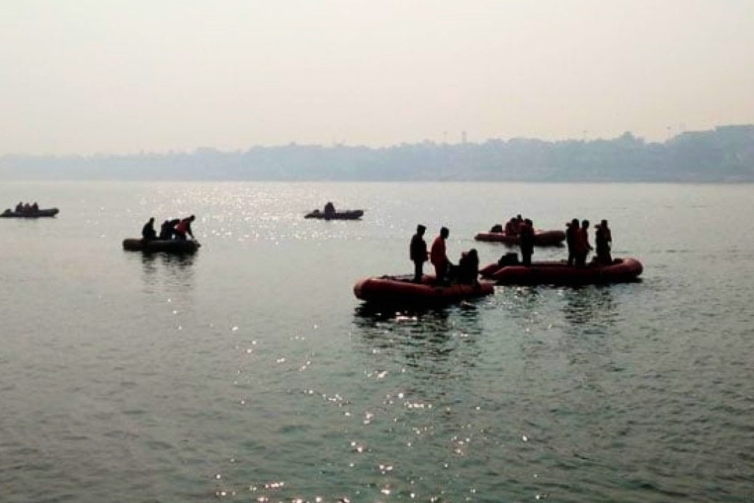 Boat carrying 17 people capsizes in Ganga In Patna