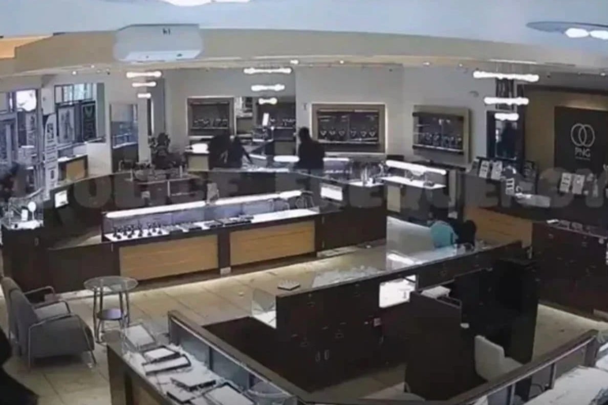 20 Masked Robbers Clean Out Indian Jewellery Store in California in Under Three Minutes