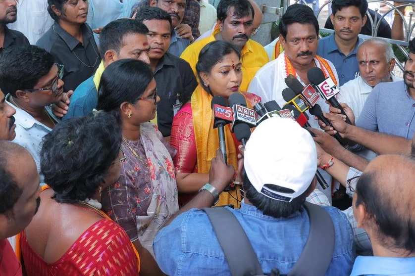 Home minister Anitha visits Simhachalam temple
