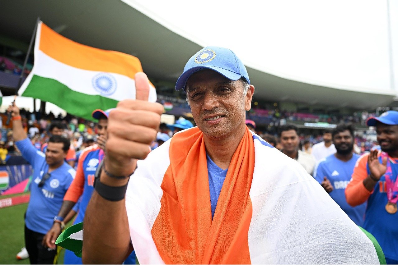Dravid enthusiastically lifts T20 World Cup trophy after India's win over South Africa