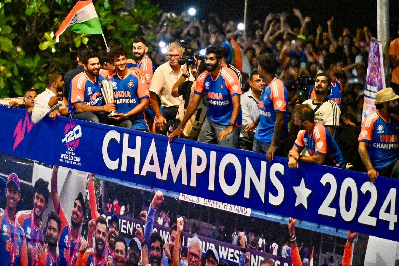 'Love u all my Team India', SRK lauds WC heroes as celebrations continue in Mumbai