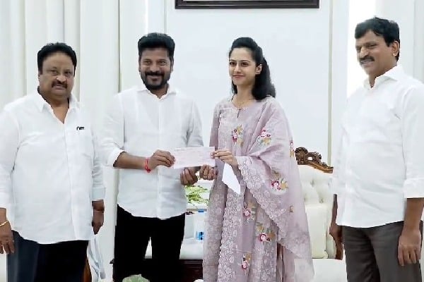 Balakrishna daughter Tejaswini handed over the donation to CM Revanth Reddy behalf of her father