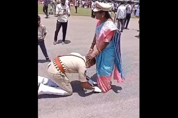 Trainee SI tocuhed his mother feet at Passing Out Parade 