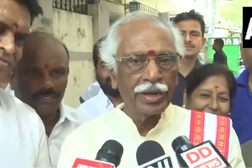 Bandaru Dattatreya participates in Ganesh Immirsion