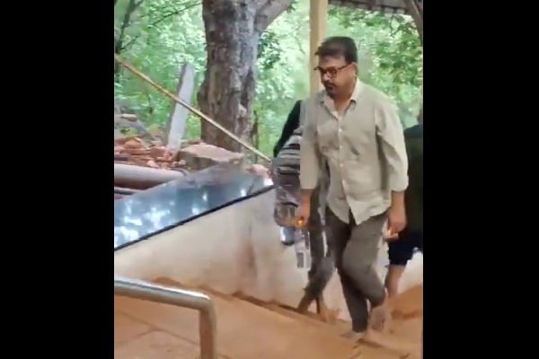 Koratala Siva arrives Tirumal by walk