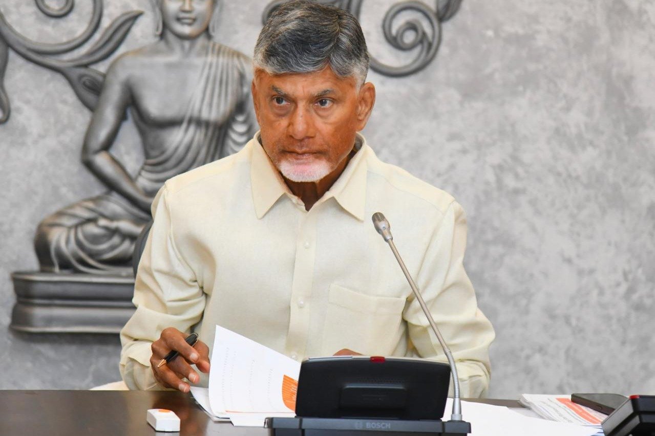 CM Chandrababu offers prayers in Maddiralapadu Anjaneya Swamy Temple