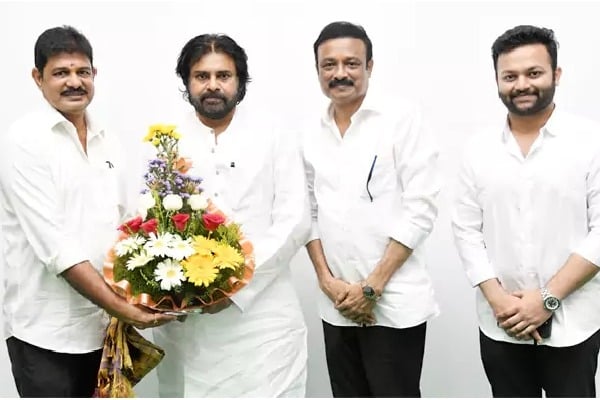 YSRCP Ex MLA Kilari Roshaiaha meets Pawan Kalyan