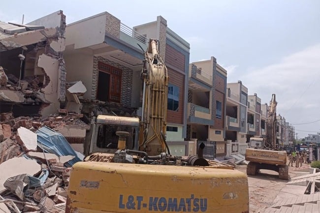 Hydra Demolitions At Nalla Cheruvu In Kukatpally