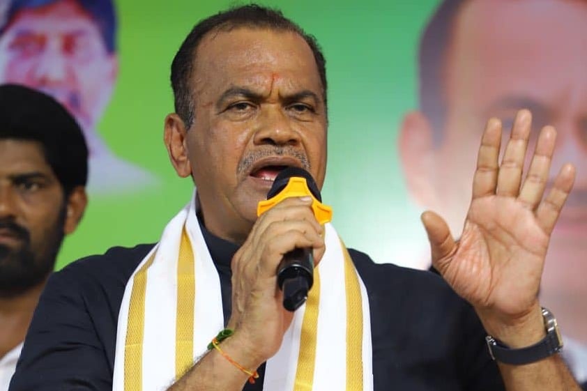 Komatireddy slams KTR over Amrut tenders issue