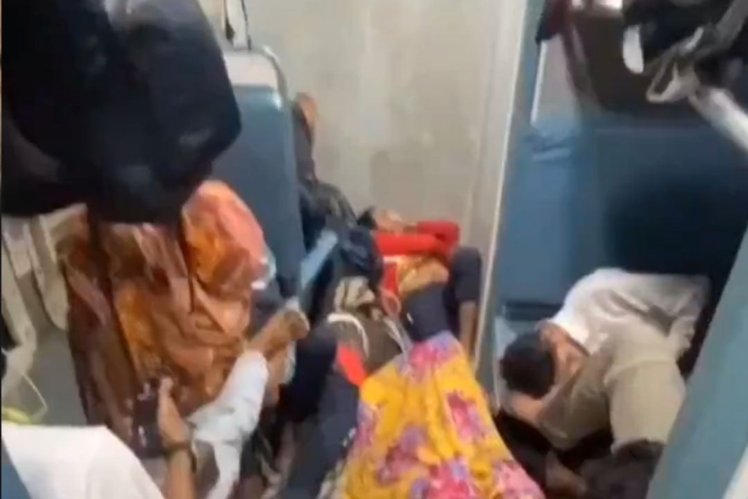 Man Uses Bedsheet To Make A Hammock And Sleeps In Overcrowded Train