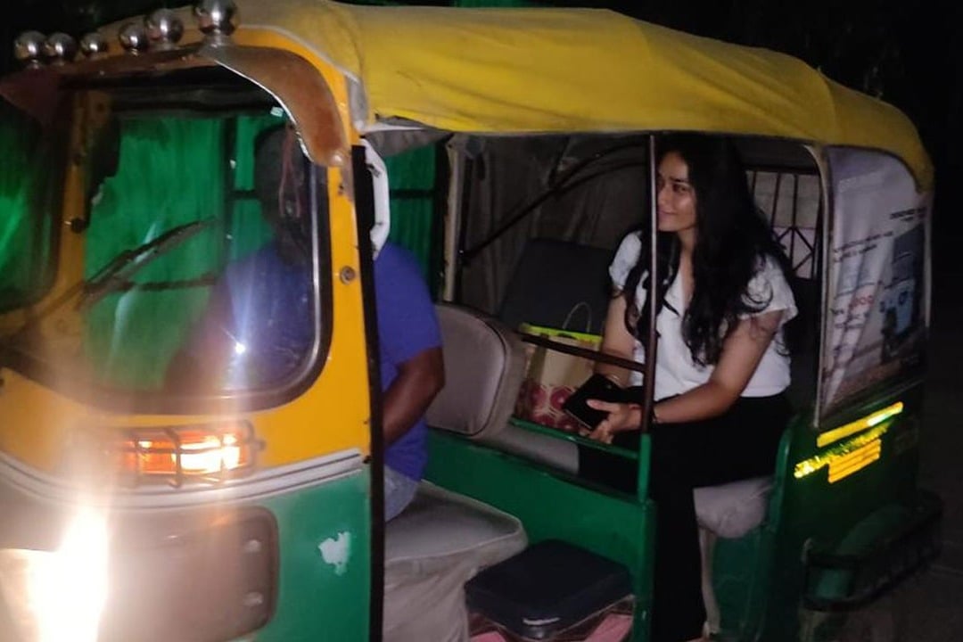 a senior woman cop in Agra traveled alone in an auto late at night to check women safety