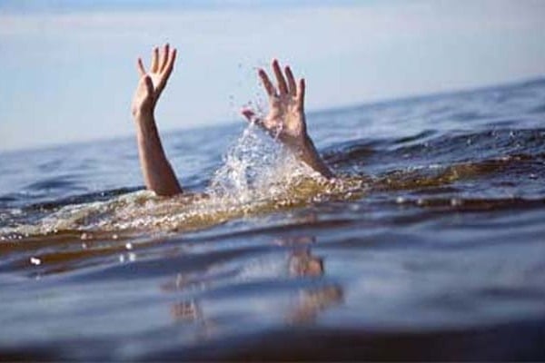 a woman jumped into the bandar canal with her two children