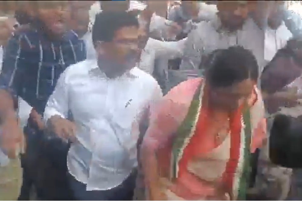 Fight between Congress and BRS at Telangana Bhavan