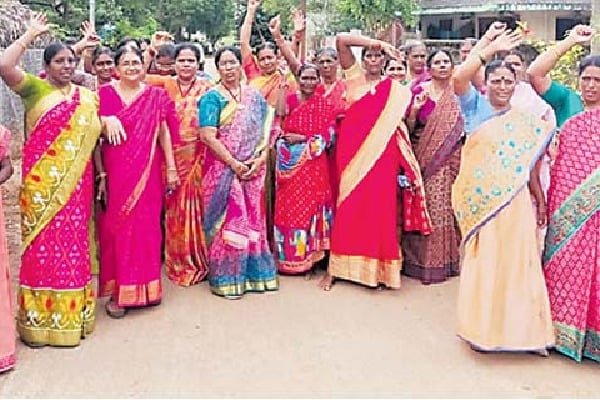 tiruvuru women protest against  tdp mla kolikapudi srinivasa rao