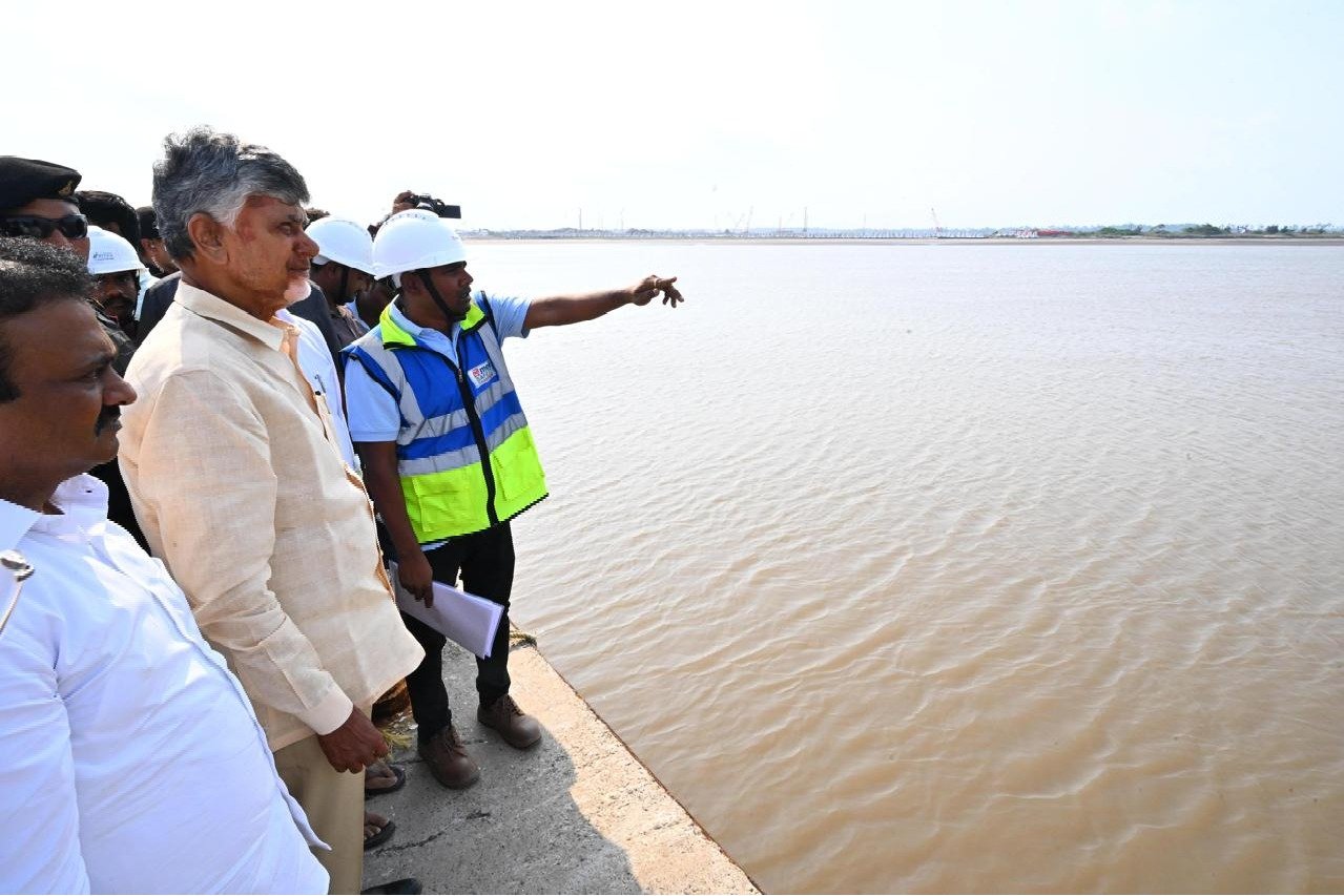 Chandrababu inspects Bandar Port