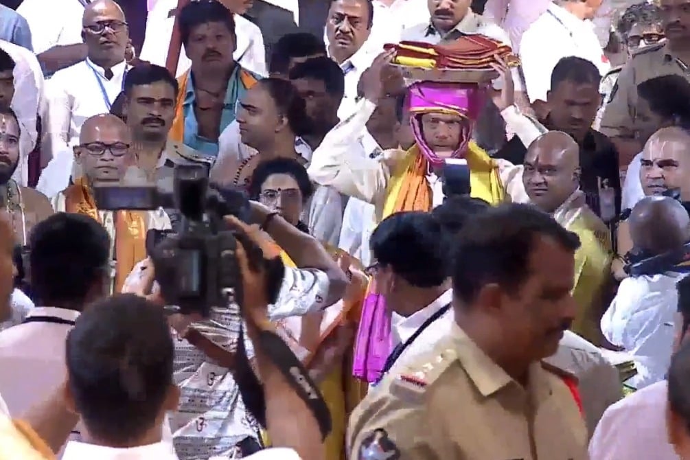 CM Chandrababu offers holy clothing to Tirumala Venkateswara Swamy