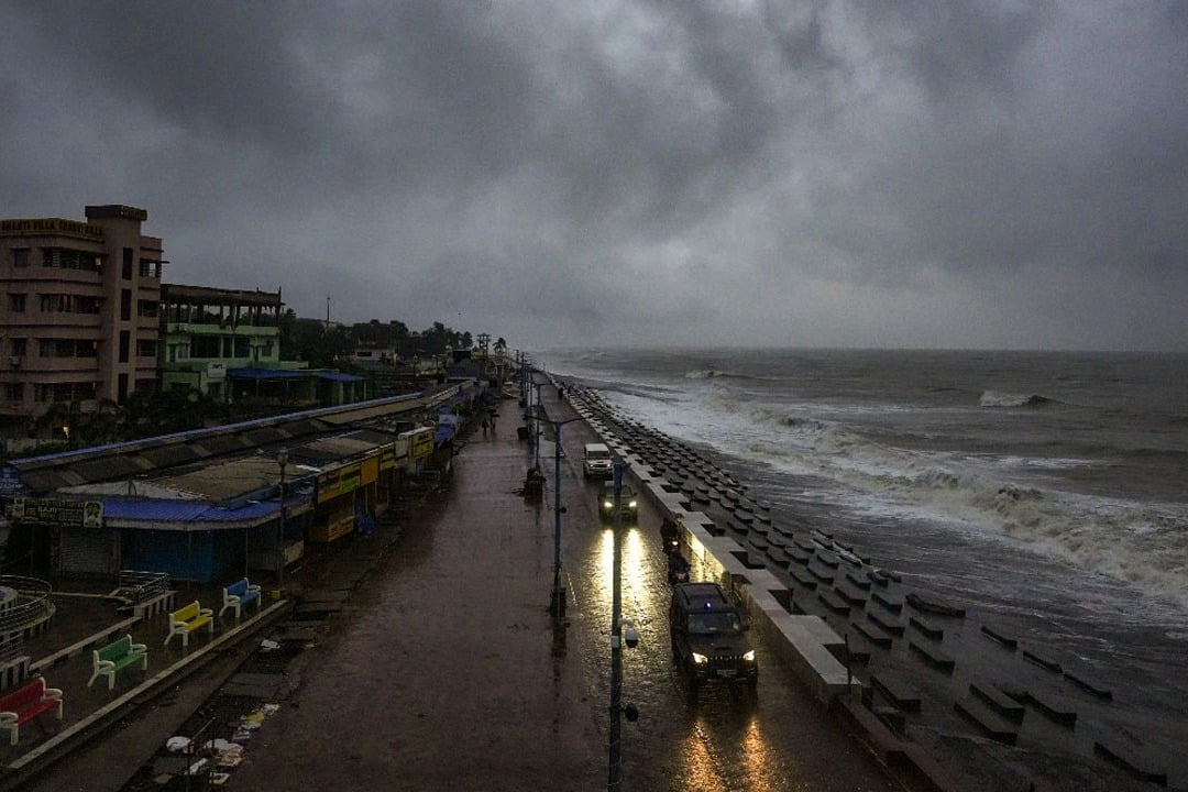 Cyclone Dana Makes Landfall and Odisha And West Bengal receiving heavy rains