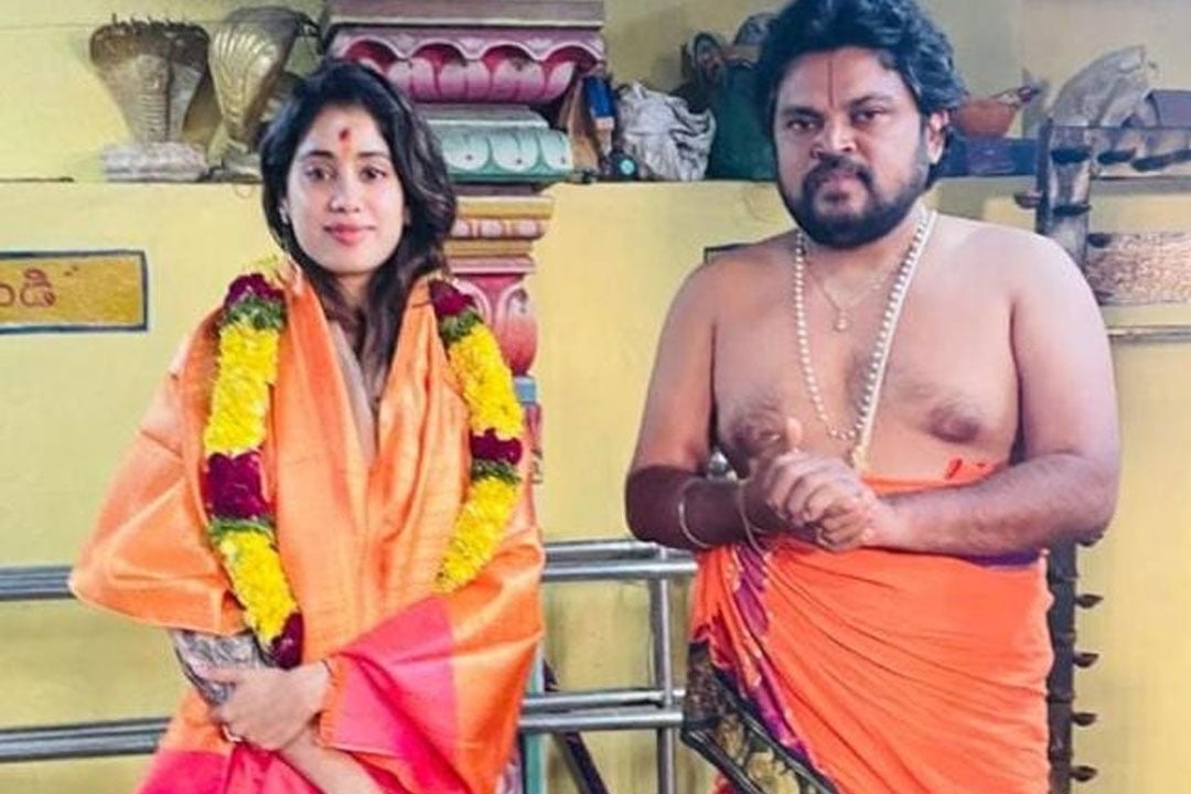 Devara Actress Janvi Kapoor Visits Madhura Nagar Temple