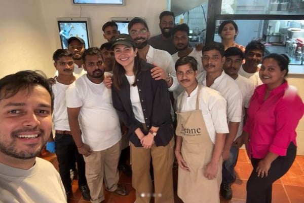 Virat Kohli and Anushka Sharma Enjoy Breakfast In Benne Bombay