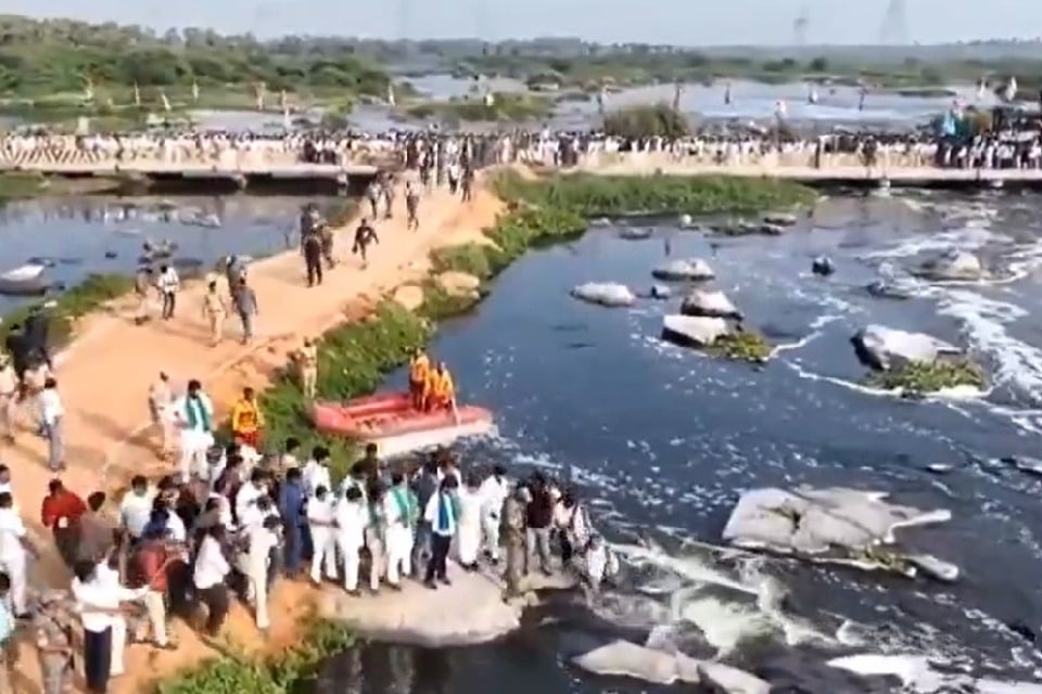 Photographer slipped into Musi River while taking CM photo