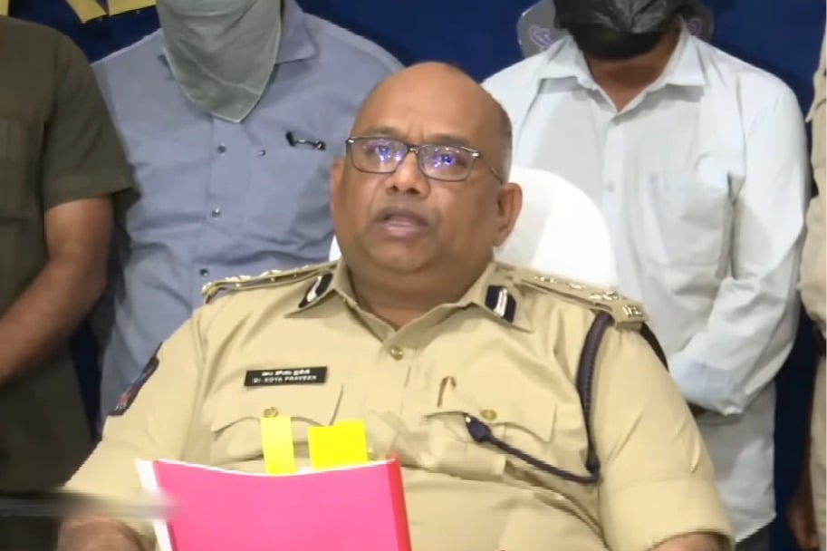 Police introduces Varra Ravindra Reddy before media