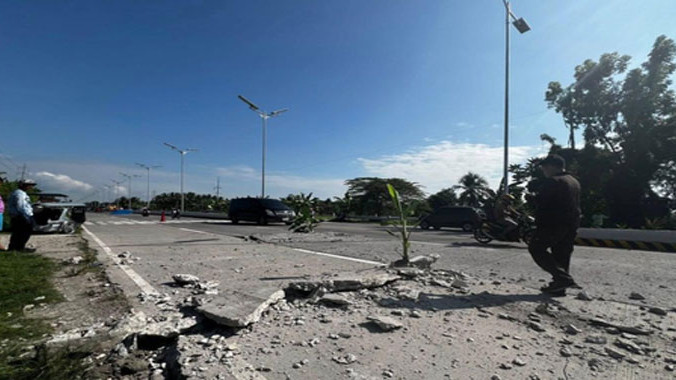 Philippines hit by massive earthquake and tsunami warnings issued