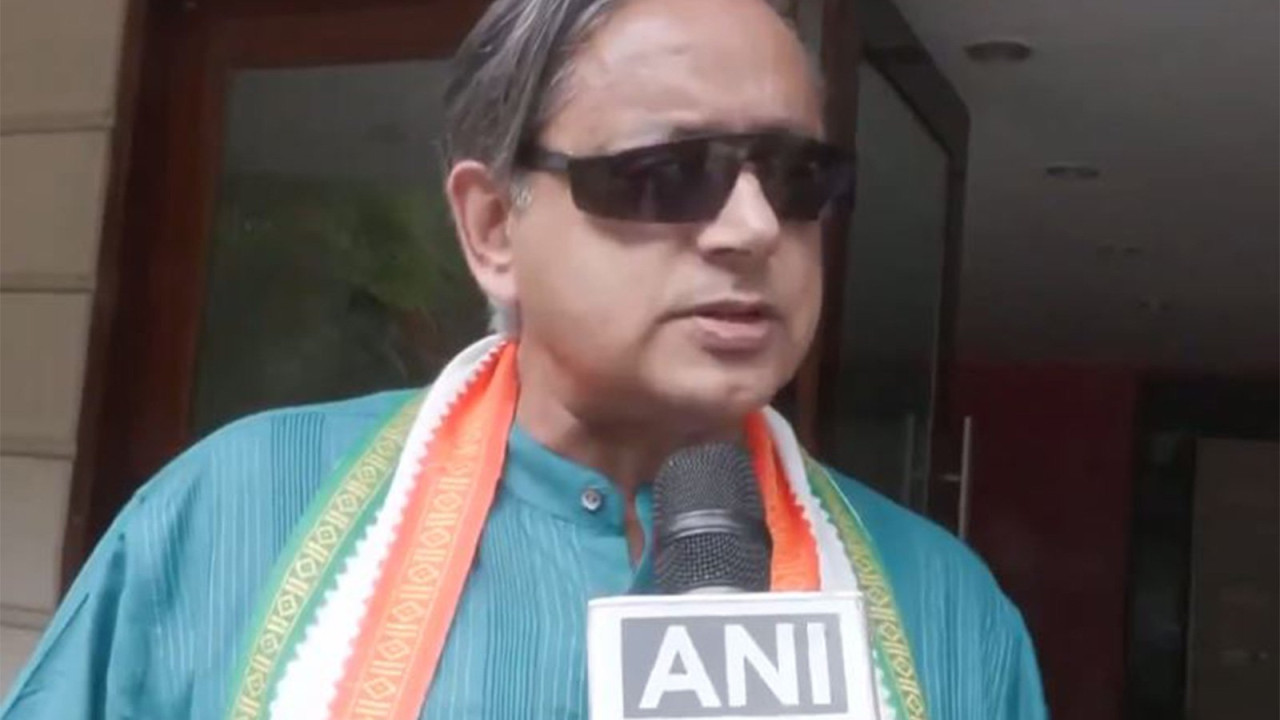 Shashi Tharoor gives a lesson to a netizen on how to eat Idli
