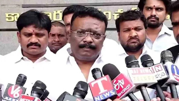 Dasoju Sravan says illegal cases filed against Balka Suman for exposing Singareni corruption