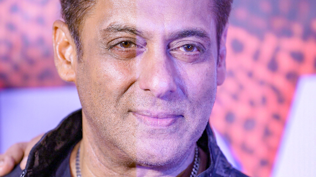 Salman Khan breaks down at close friend funeral