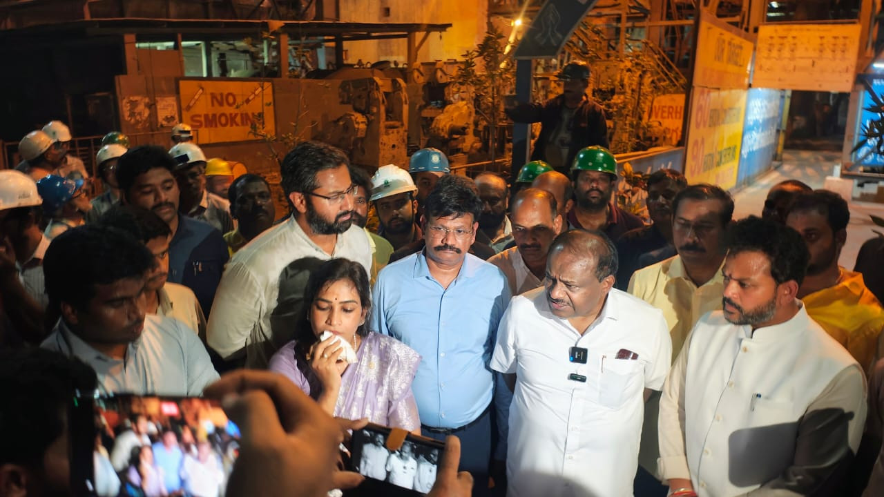 kumaraswamy visits Vizag steel plant