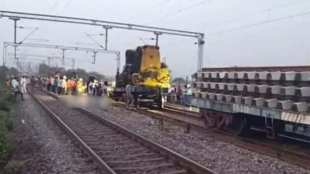 Peddapalli Major Accident Averted Railway Workers Narrowly Escape Death