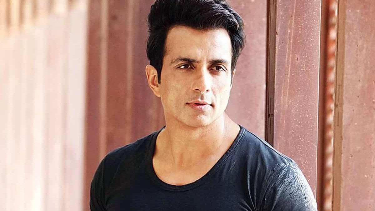 Sonu Sood gets emotional traveling in Vande Bharat Express remembering old days