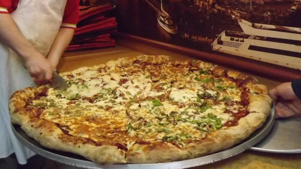Customer shocked by unexpected reply after offering pizza to delivery agent