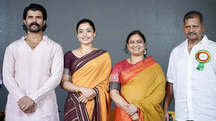 Vijay Deverakonda distributes scholarships to talented poor students