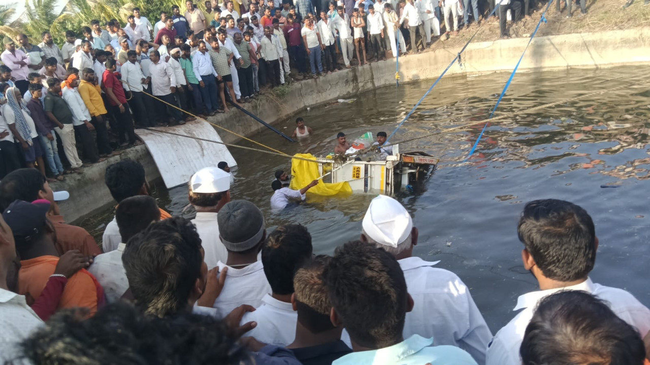 Maharashtra accident pickup van falls into well 8 dead