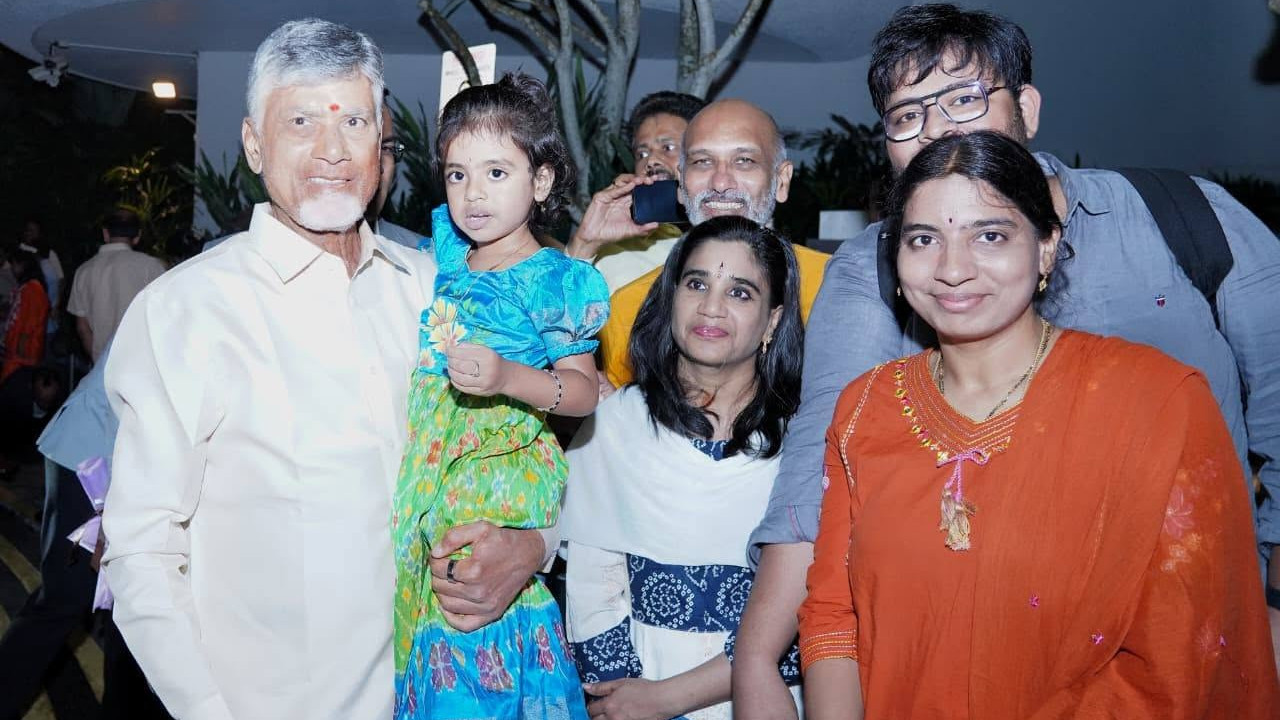 Chandrababu Naidu receives grand welcome from Telugu community in Singapore 