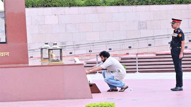 Pawan Kalyan pays tribute to martyred soldiers at National War Memorial