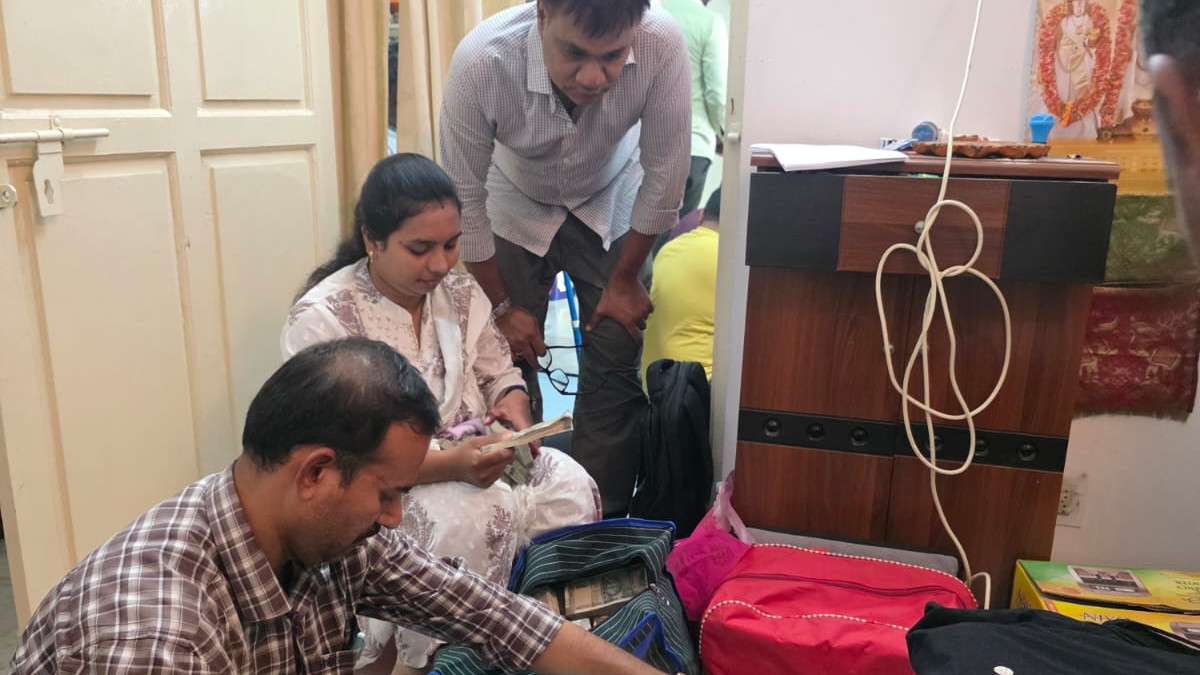 Cash bundles in survey officer house ACB seizes 154 crore cash and 1 kg gold