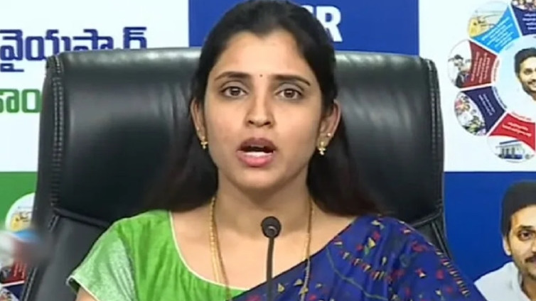 Anchor Shyamala says Home Minister Anitha loves makeup more than human lives