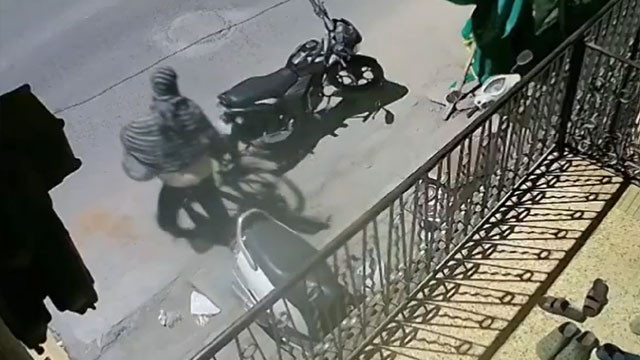 Surat woman strange bicycle theft redemption scene viral video