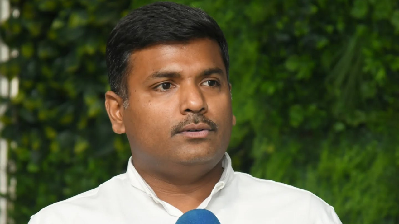 Gudivada Amarnath summoned by Womens Commission for makeup minister remarks