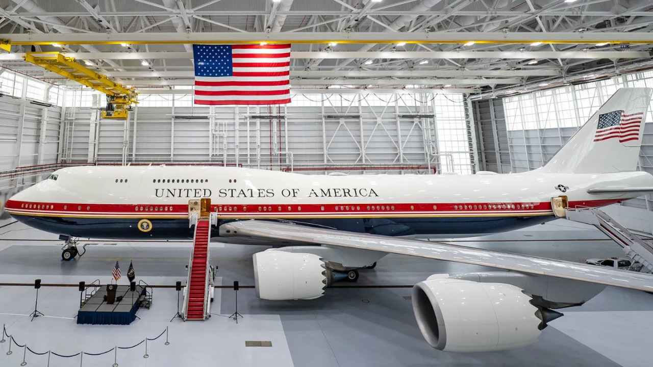 Donald Trump receives 400 million dollar luxury jet gift from Qatar