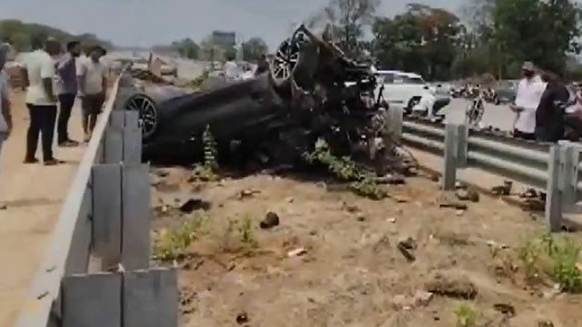 Horrific accident on Mumbai Highway BMW car traveling at 250 kmph overturns