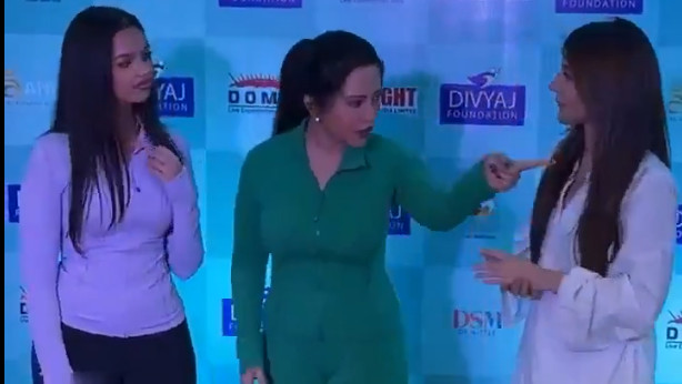 Amruta Fadnavis viral video gesturing Sreeleela to move aside