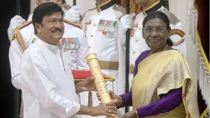 Rajendra Prasad and Murali Mohan receive Padma Shri awards