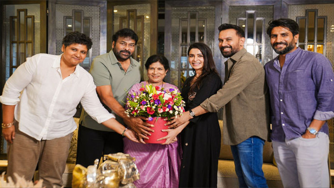 Mega praise for Maa Inti Bangaram team Chiranjeevi and Surekha gift traditional Sare to Samantha