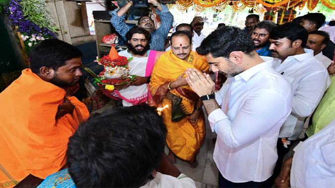 Minister Lokesh visits Kokkilagadda Malleswara Swamy temple