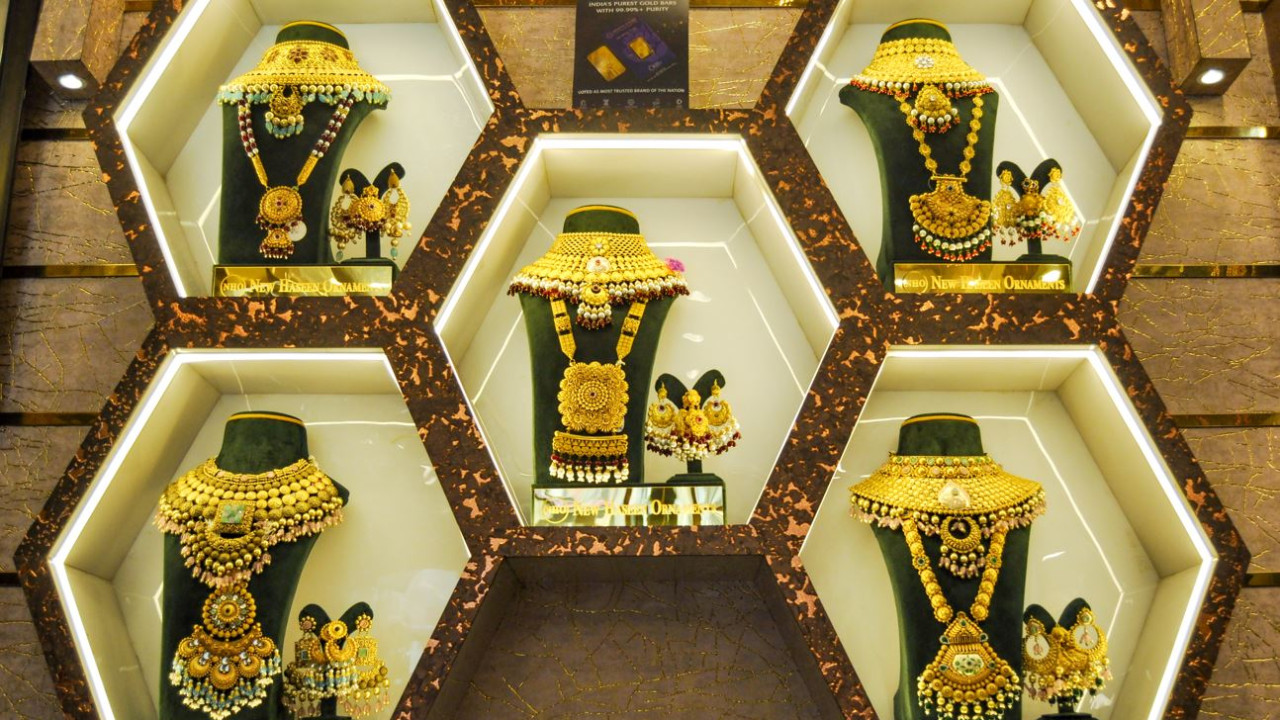 Gold prices fall by over 51000 what happened to gold